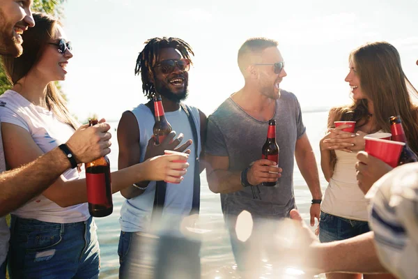 Happy Guys Girls Drinks Enjoying Time Seaside — Stock Photo, Image