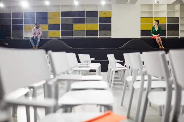 Jovem Homem Mulher Olhando Para Outro Enquanto Sentado Uma Grande — Fotografia de Stock