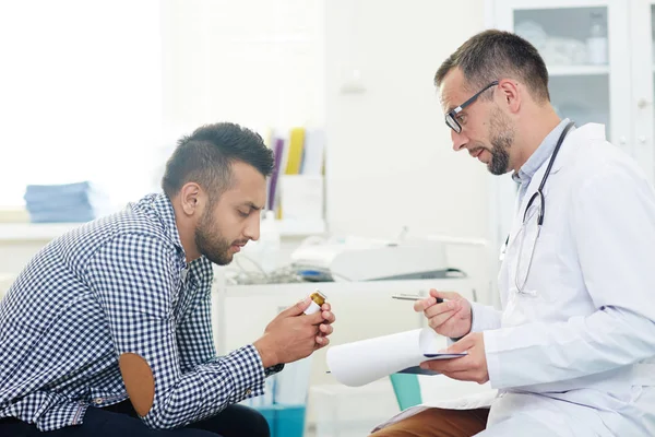 Médico Altamente Profissional Óculos Consultando Paciente Masculino Sobre Pílulas Durante — Fotografia de Stock