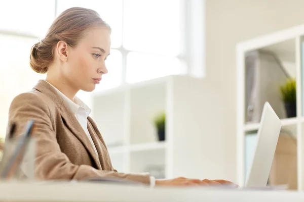 Talentosa Joven Mujer Negocios Envuelta Trabajo Mientras Está Sentada Frente — Foto de Stock