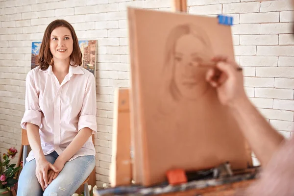 Retrato Artista Desenho Retrato Bela Jovem Sentada Frente Dele Estúdio — Fotografia de Stock