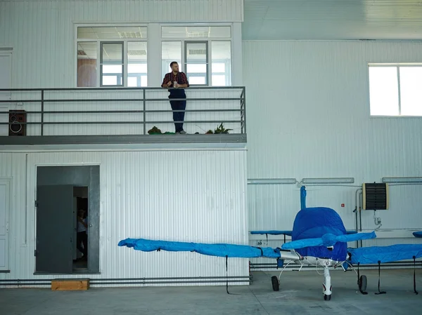 Verpakte Lucht Voertuig Hangar Klusjesman Met Lunch Break — Stockfoto