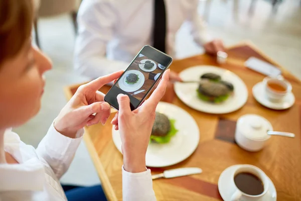 Empresaria Fotografiando Sándwiches Platos Mientras Cena Cafetería — Foto de Stock