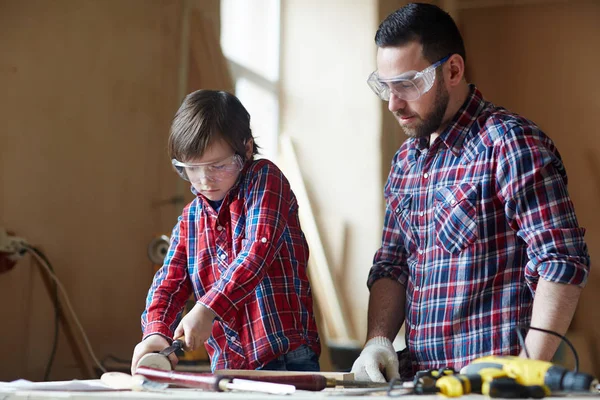 Elaboración Madera Padre Hijo Taller — Foto de Stock