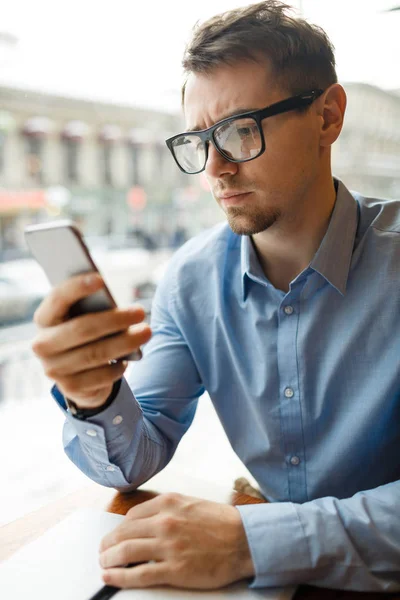 Junger Mann Mit Smartphone Sucht Netz Nach Freien Stellen — Stockfoto