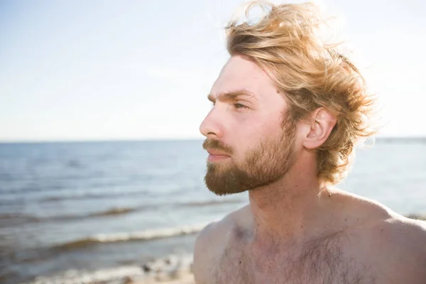 Erholsamer Junger Mann Genießt Sommerabenden Die Einsamkeit Meer — Stockfoto