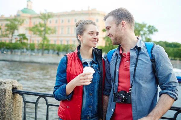 Junge Reisende Spazieren Flussufer — Stockfoto