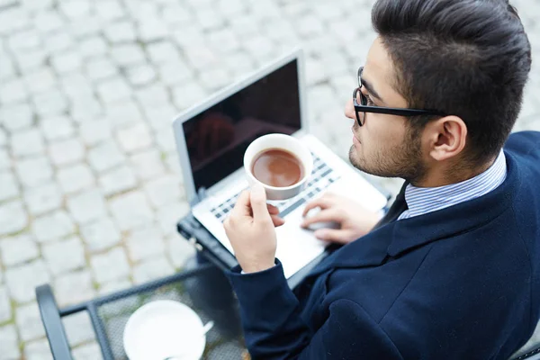 Σοβαρή Τραπεζίτης Φλιτζάνι Τσάι Και Laptop Χαλάρωση Στους Εξωτερικούς Χώρους — Φωτογραφία Αρχείου