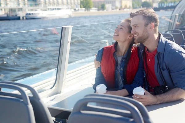 Lune Miel Couple Amoureux Profitant Leur Voyage Bateau Moteur — Photo