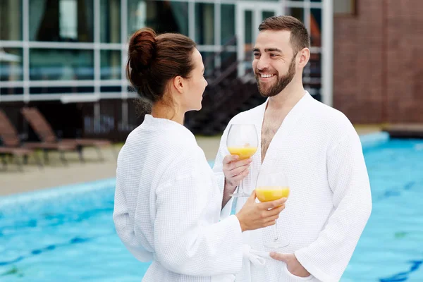 Novios Románticos Con Vasos Jugo Hablando Piscina Del Balneario —  Fotos de Stock