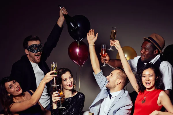 Tendo Festa Aniversário Casa Amigos Alegres Olhando Para Câmera Com — Fotografia de Stock