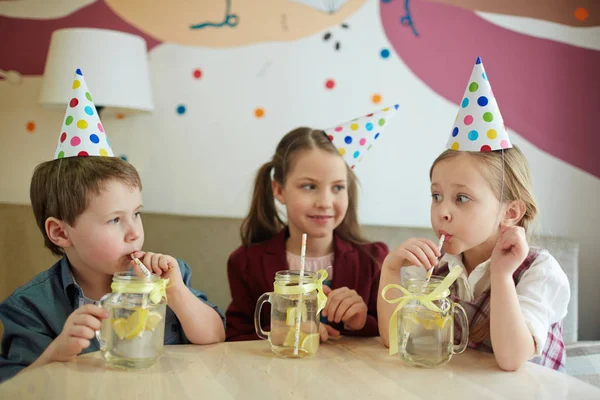 Bambini Assetati Che Bevono Limonata Fresca Attraverso Paglia — Foto Stock