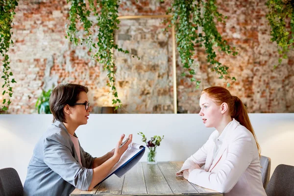 Young Applicant Answering Questions Employer Appointment Cafe — Stock Photo, Image