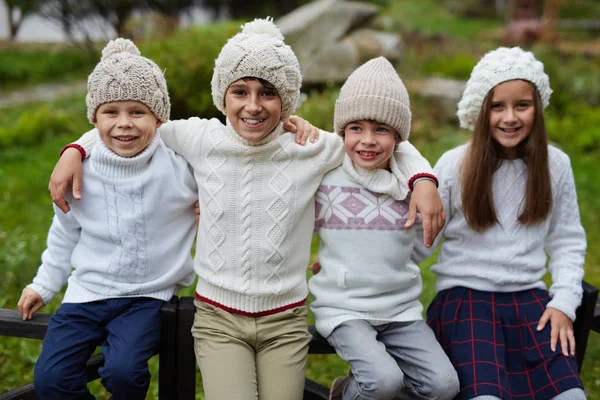 Szczęśliwe Dzieci Bawiąc Się Zewnątrz Wsi Pozowanie Aparatu Stojąc Przed — Zdjęcie stockowe