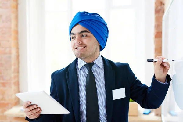 Zakelijke Leraar Wijzend Whiteboard Terwijl Uit Leggen Van Zijn Strategie — Stockfoto