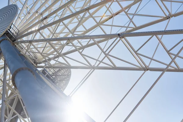 Låg Vinkel Närbild Enorma Moderna Pariserhjul Mot Blå Himmel Nöjesparken — Stockfoto