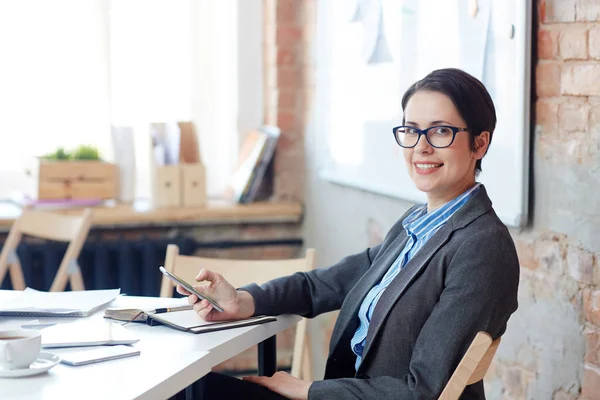 Mujer Negocios Inteligente Con Gadget Sentado Por Lugar Trabajo —  Fotos de Stock