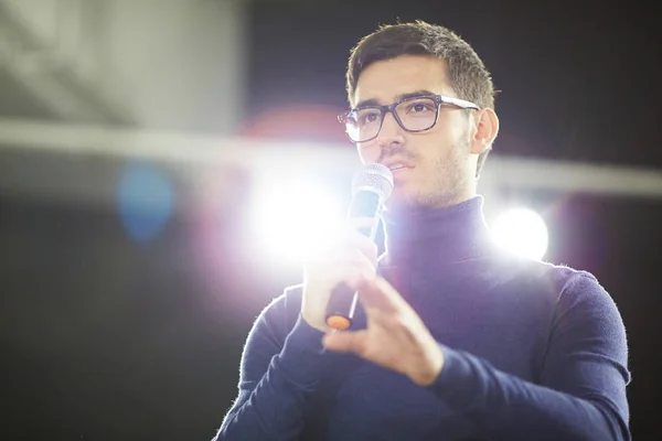 Huvud Och Axlar Porträtt Självsäkra Unga Designer Glasögon Håller Mikrofonen — Stockfoto