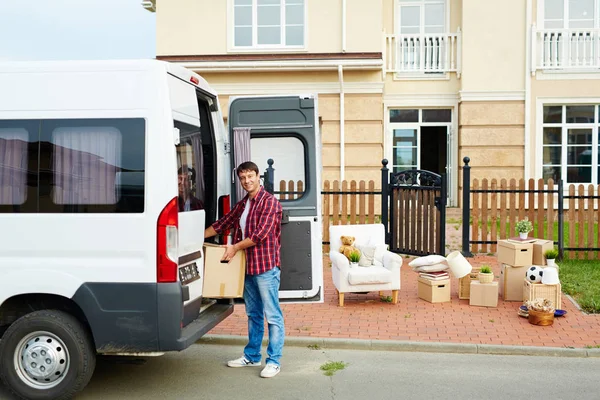 Young Man Unloading Packed Box Family Van — Stock Photo, Image