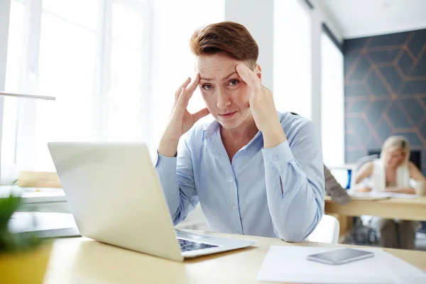 Стрессовая Женщина Пытается Сосредоточиться Работе Офисе — стоковое фото