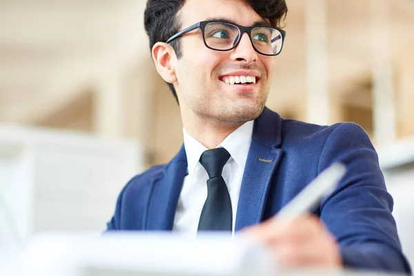 Erfolgreicher Jungunternehmer Hört Kollege Gespräch — Stockfoto