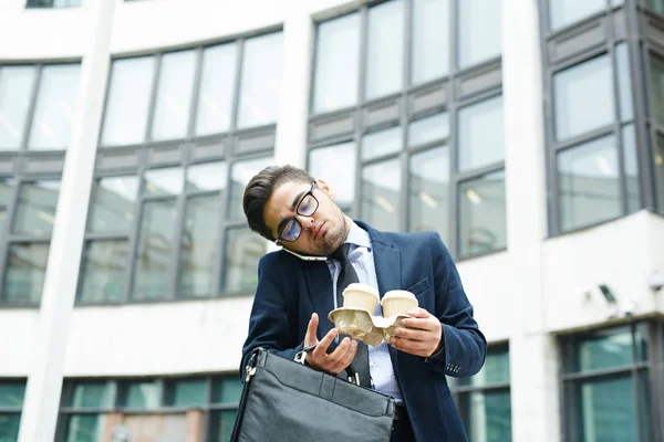 Drukke Makelaar Met Twee Glazen Van Koffie Werkmap Aanroepen Stad — Stockfoto