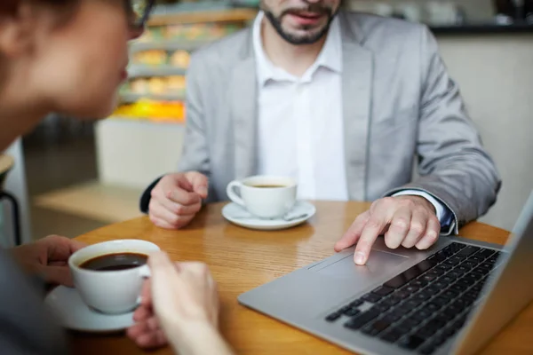 Kafede Toplantı Dizüstü Bilgisayar Masasında Touchpad Closeup Parmağına Kullanarak Iki — Stok fotoğraf