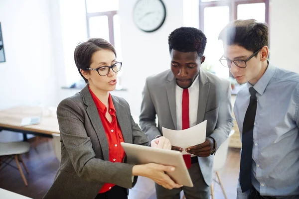 Selbstbewusste Frau Erklärt Ihren Untergebenen Online Informationen Oder Projekten — Stockfoto