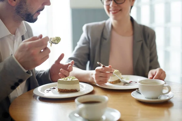 两个企业家在咖啡馆里吃甜点时说话 — 图库照片