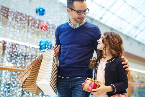Entzückendes Mädchen Schaut Ihren Vater Beim Umzug Einkaufszentrum — Stockfoto