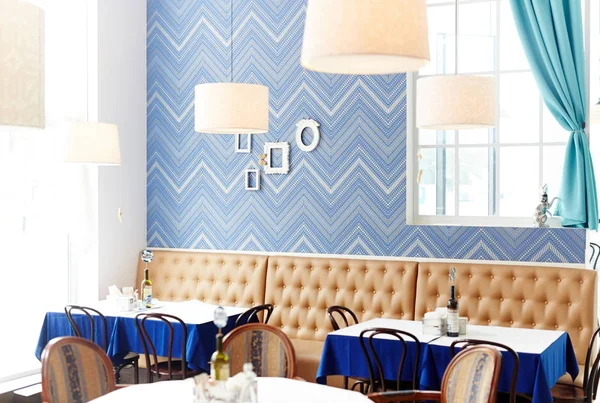 Interior Dari Kafe Berwarna Biru Kosong Dengan Sofa Kulit Meja — Stok Foto
