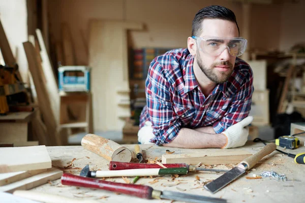 Menuisier Lunettes Protection Dans Son Atelier — Photo