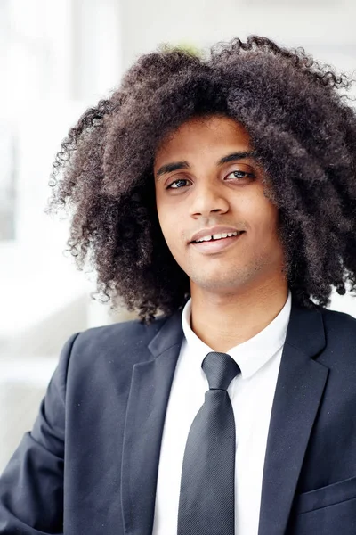 Empresário Confiante Com Cabelo Ondulado Olhando Para Câmera — Fotografia de Stock