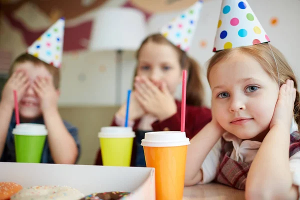 Schattig Meisje Die Betrekking Hebben Haar Oren Camera Kijken — Stockfoto