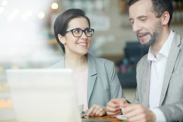 Professionisti Affari Seduti Caffè Avendo Parlare — Foto Stock