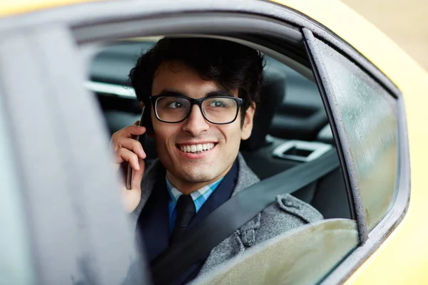 Portret Van Het Midden Oosten Glimlachend Zakenman Rijden Achterbank Van — Stockfoto