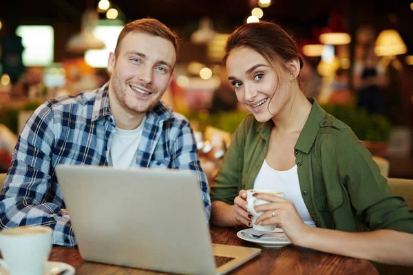 Junge Hübsche Frau Und Ihr Männlicher Kollege Blicken Mit Breitem — Stockfoto