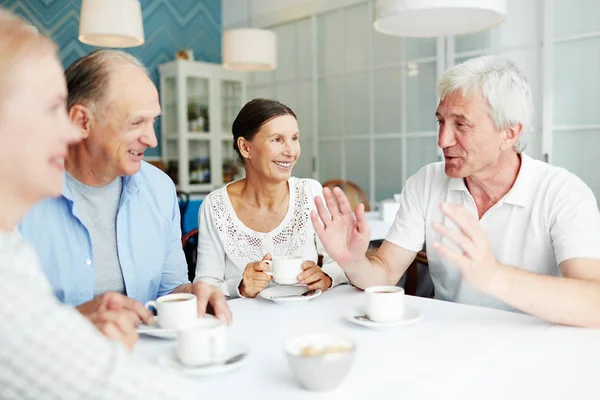 Группа Дружелюбных Пожилых Людей Собралась Кафе Поговорить Чашкой Кофе — стоковое фото