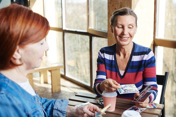 Dos Mujeres Retiradas Discutiendo Fotos Durante Descanso Del Café — Foto de Stock