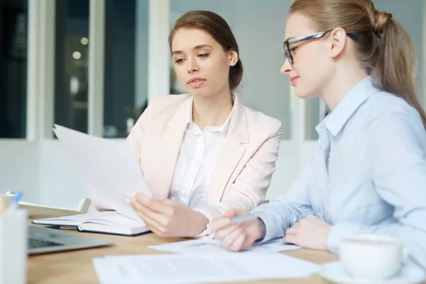 Dvě Účetní Projednávání Finanční Doklady — Stock fotografie