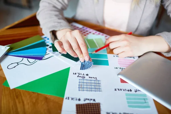 Joven Diseñador Moda Elegir Muestras Tela Para Nueva Colección Ropa — Foto de Stock