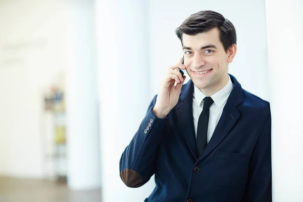 Щасливий Брокер Розмовляє Мобільному Телефоні Клієнтом — стокове фото