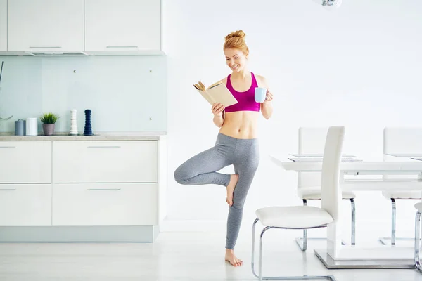 Yoga Yaparken Uygun Kırmızı Saçlı Kadın Portresi Egzersizleri Evde Ağaç — Stok fotoğraf