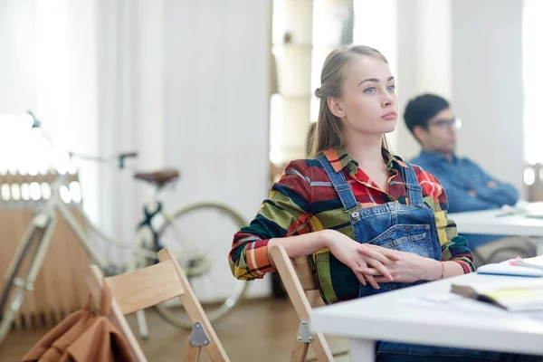 Menina Distraída Sentada Mesa Aula — Fotografia de Stock