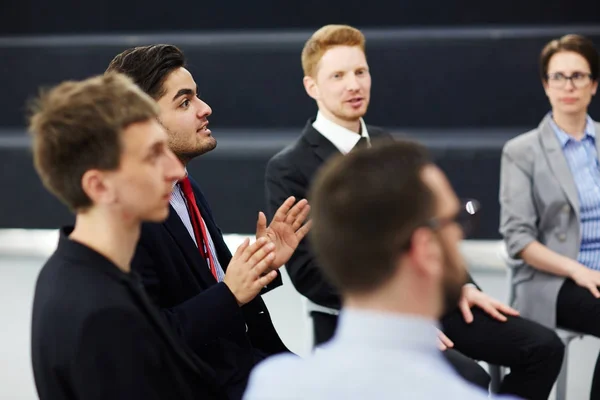 Discussione Professionisti Fiduciosi Briefing Aziendale — Foto Stock