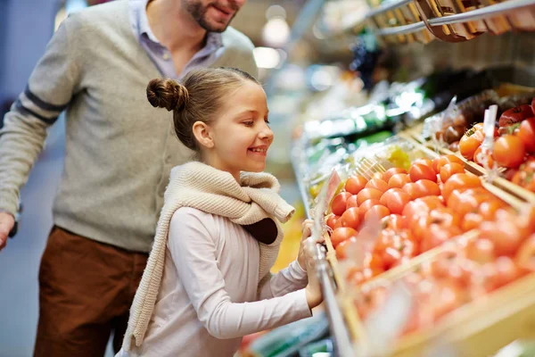 Chica Sonriente Mirando Los Tomates Rojos Maduros Estante Del Supermercado —  Fotos de Stock