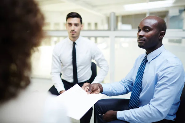 Gerente Recursos Humanos Mostrando Contrato Uno Los Candidatos Para Una — Foto de Stock