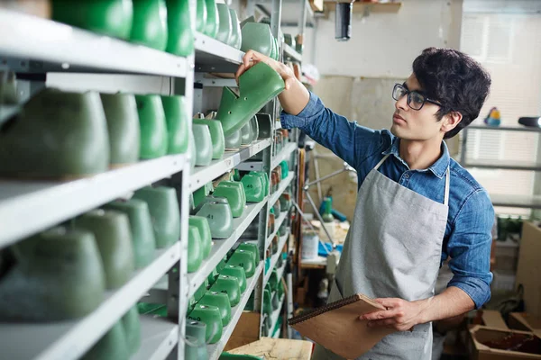 Ernstige Schoenmaker Schoeisel Model Van Geschikte Grootte Voor Nieuwe Orde — Stockfoto