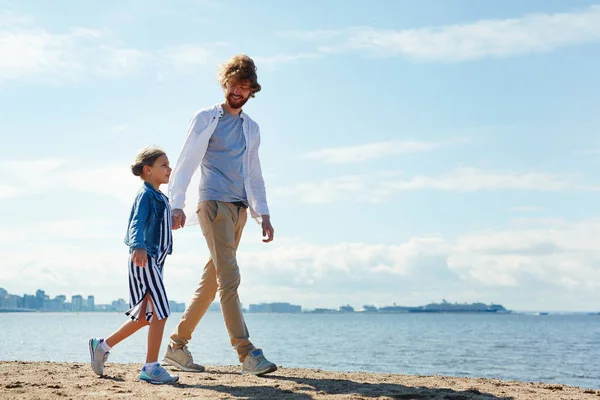 Tillgiven Flicka Och Hennes Far Som Går Längs Havsstranden Ner — Stockfoto