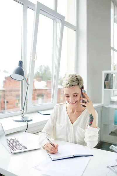 Empresaria Hablando Por Celular Tomando Notas Cuaderno — Foto de Stock